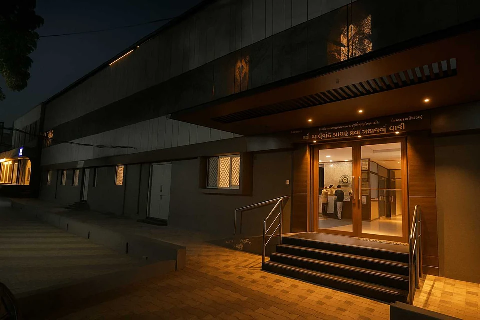 Sheth Dosabhai Lalchand Dharamshala at night